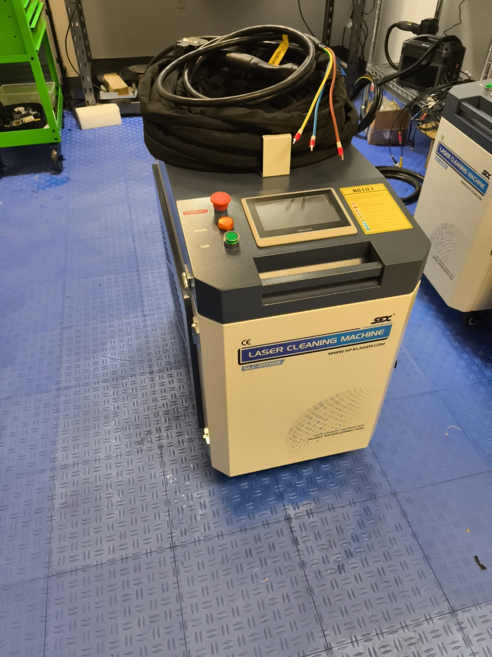 Máquina de limpieza láser de fibra integrada SFX 2000W/3000W Eliminador de óxido, aceite y pintura láser